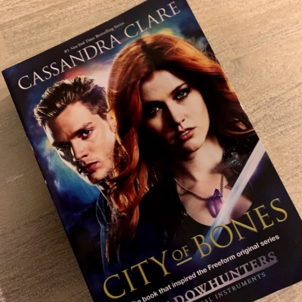 City of Bones by Cassandra Clare --- USED - Picture 2 of 3